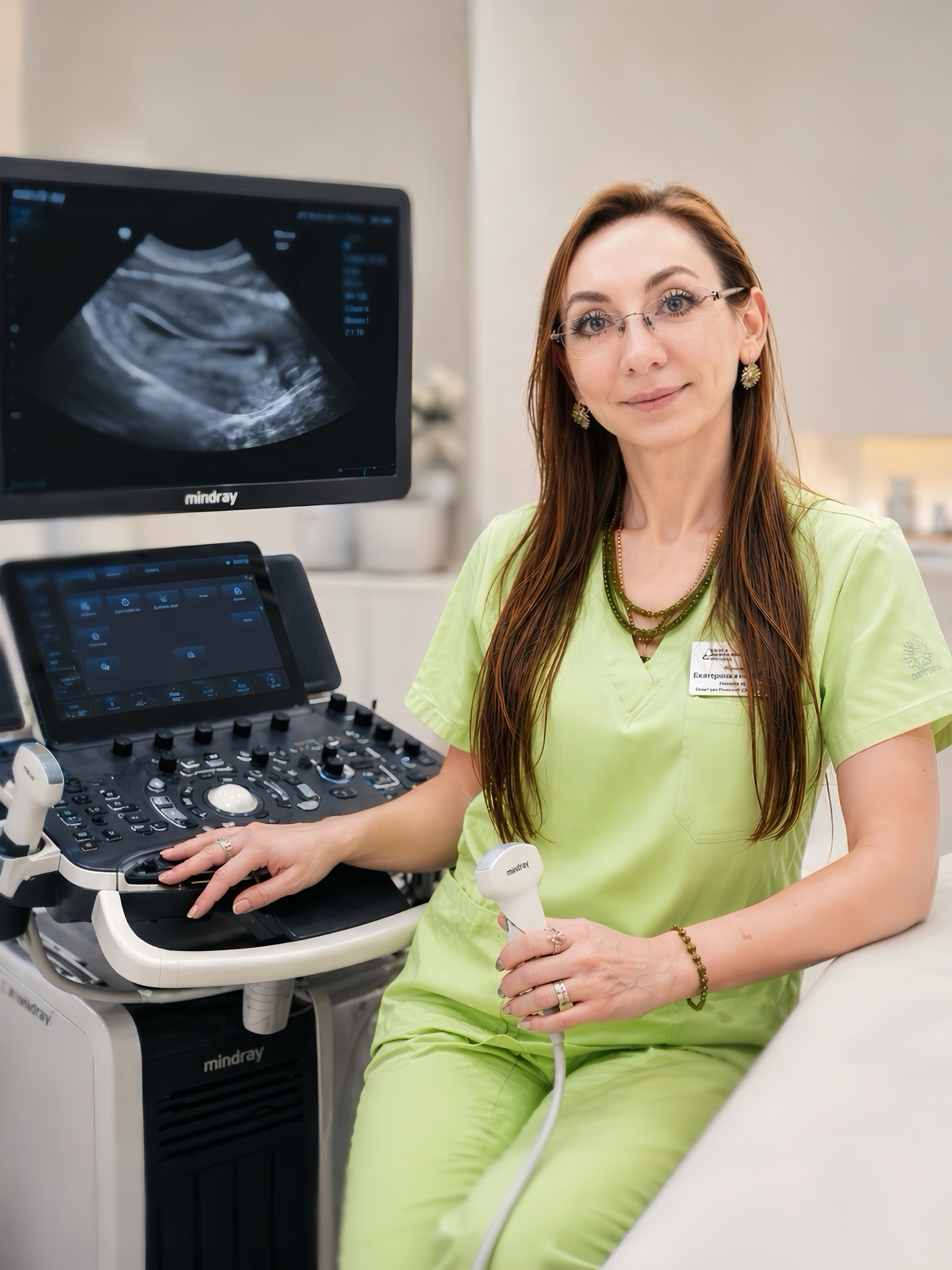 Екатерина Полуян проводит УЗИ